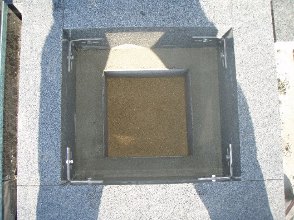 ステンレスL型金具で固定した墓石