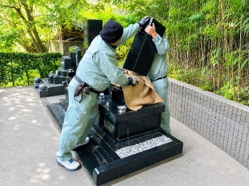 職人が竿石を慎重に設置している様子