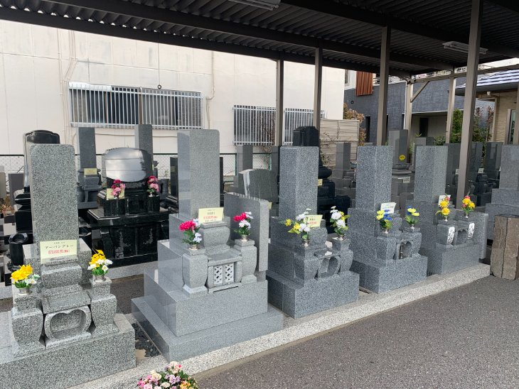 本店の屋根付き墓石展示