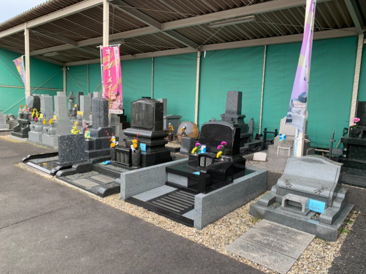 大府支店の屋根付き墓石展示